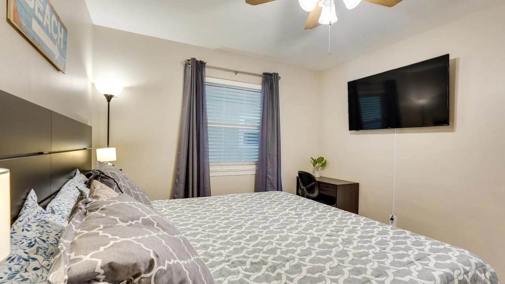 Panama City Beach Condo With Balcony, Walk To Ocean! Apartman